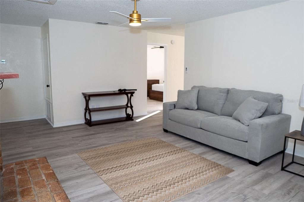 Под контрактом: $390,000 (4 спален, 2 ванн, 1538 Квадратных фут)