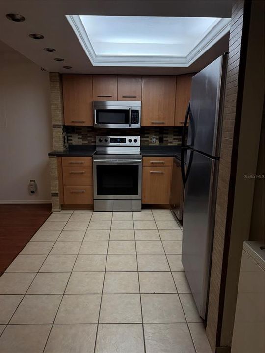 For Rent: $2,800 (2 beds, 1 baths, 1035 Square Feet)