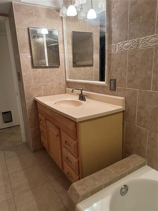 For Rent: $2,800 (2 beds, 1 baths, 1035 Square Feet)