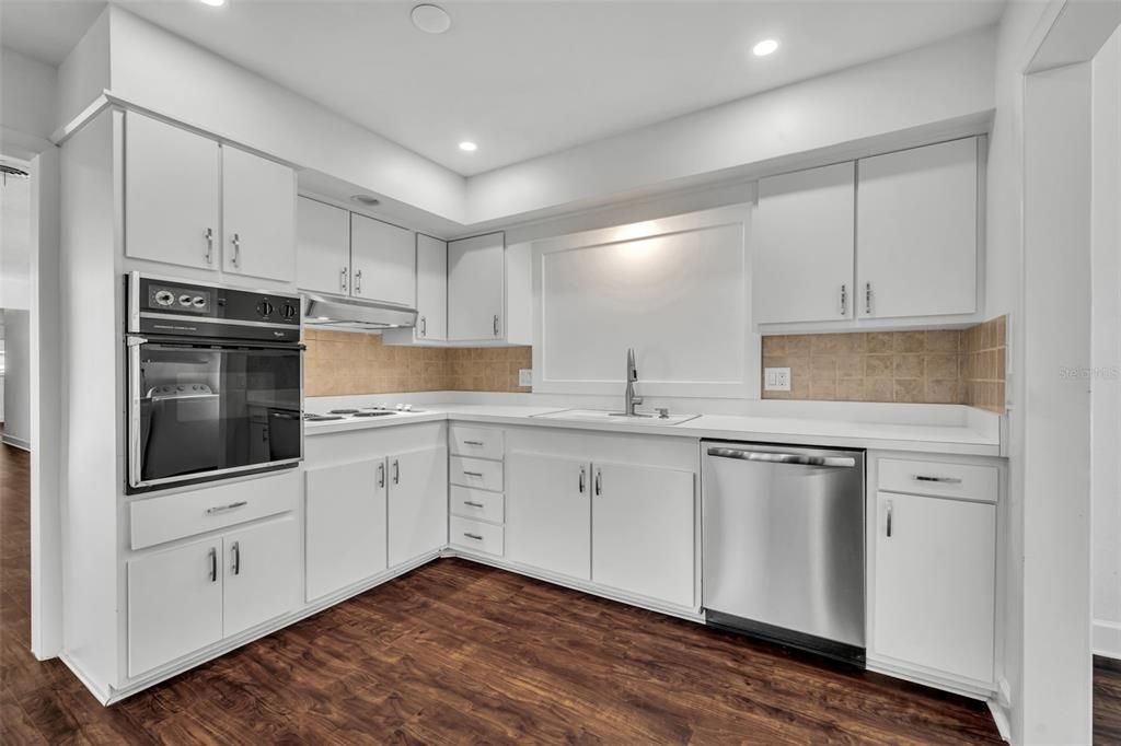 На продажу: $575,000 (4 спален, 2 ванн, 1854 Квадратных фут)