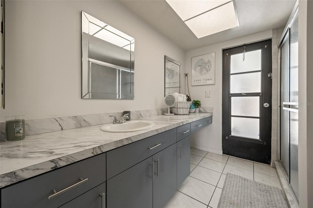 En Venta: $399,000 (3 camas, 2 baños, 1555 Pies cuadrados)