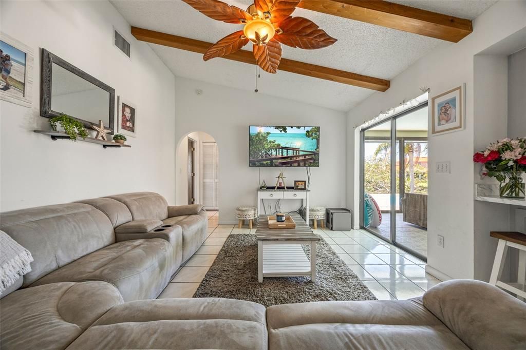 En Venta: $399,000 (3 camas, 2 baños, 1555 Pies cuadrados)