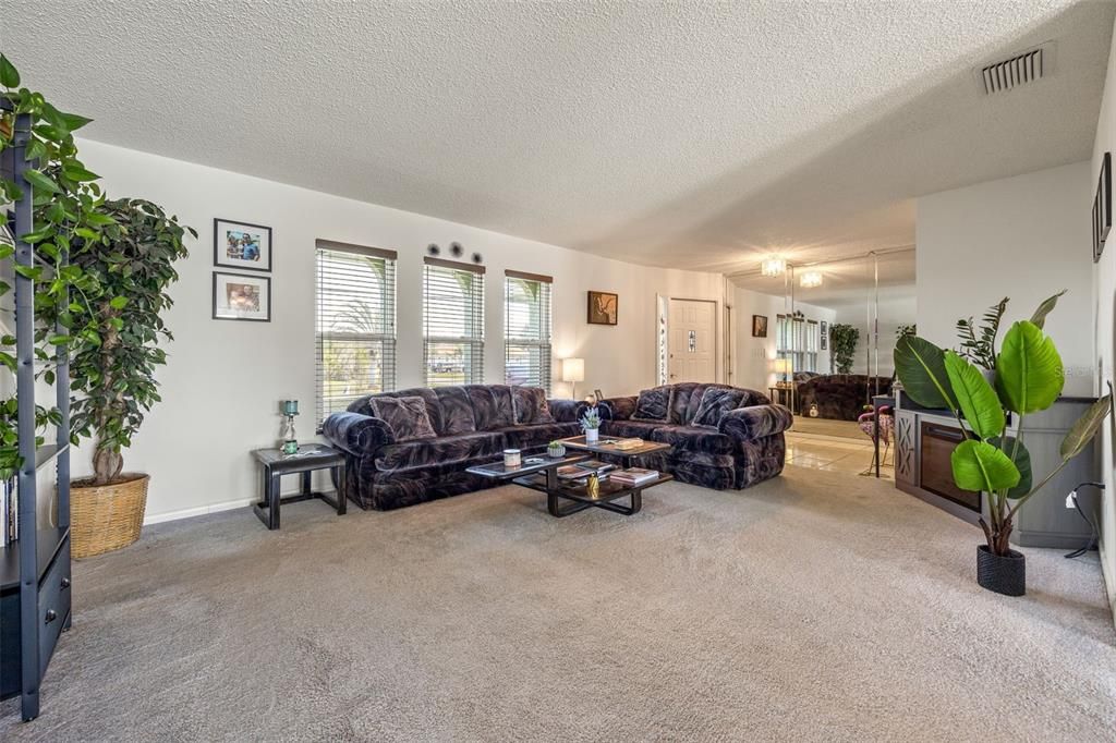 En Venta: $399,000 (3 camas, 2 baños, 1555 Pies cuadrados)