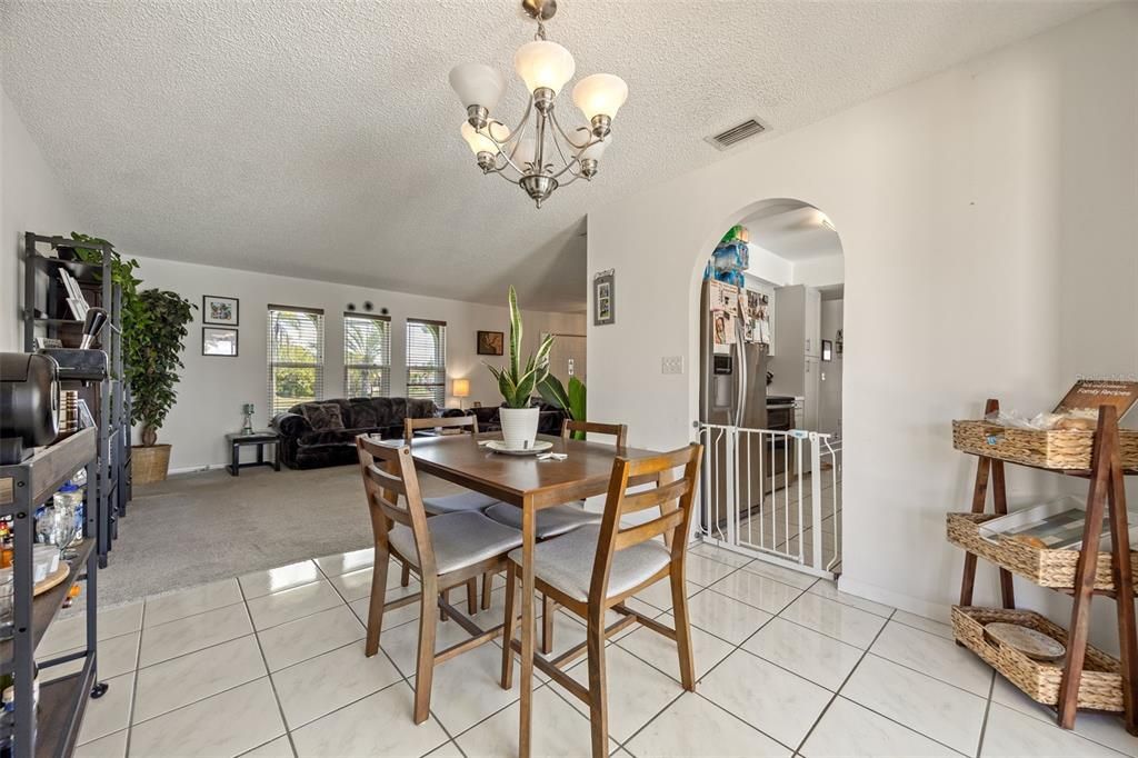 En Venta: $399,000 (3 camas, 2 baños, 1555 Pies cuadrados)