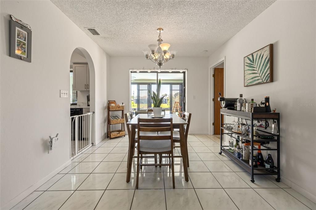 En Venta: $399,000 (3 camas, 2 baños, 1555 Pies cuadrados)