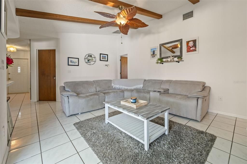 En Venta: $399,000 (3 camas, 2 baños, 1555 Pies cuadrados)