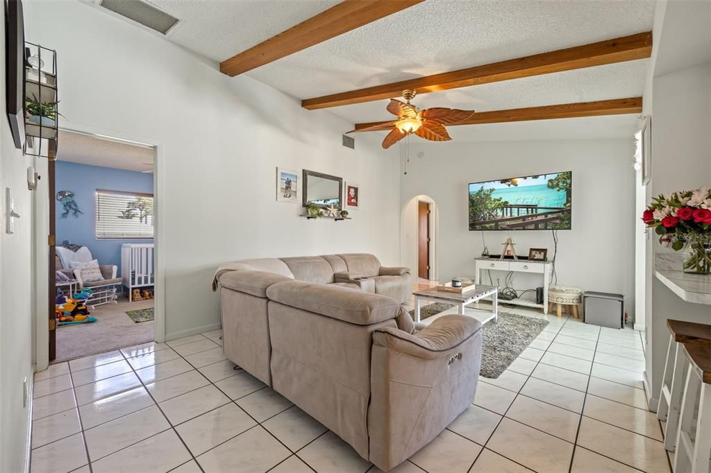 En Venta: $399,000 (3 camas, 2 baños, 1555 Pies cuadrados)