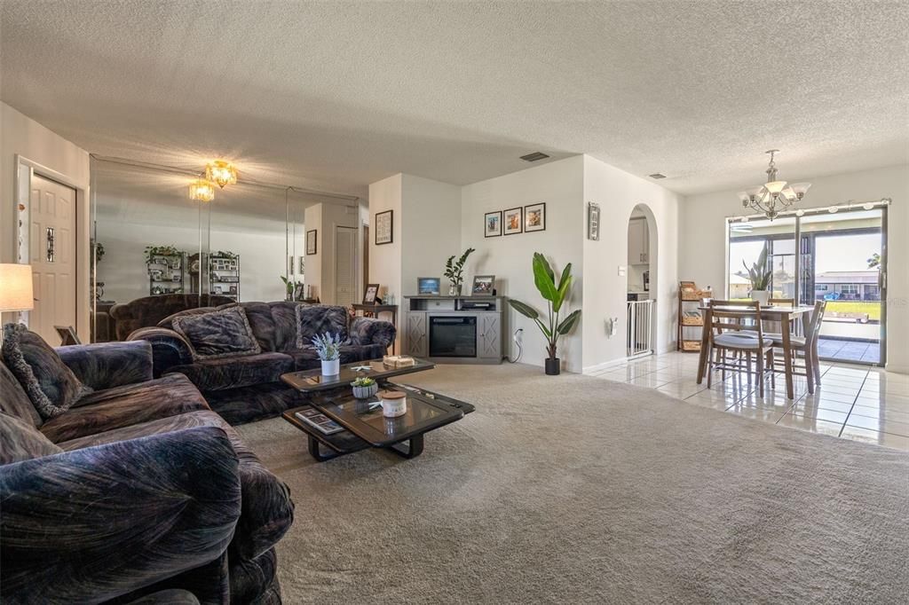 En Venta: $399,000 (3 camas, 2 baños, 1555 Pies cuadrados)