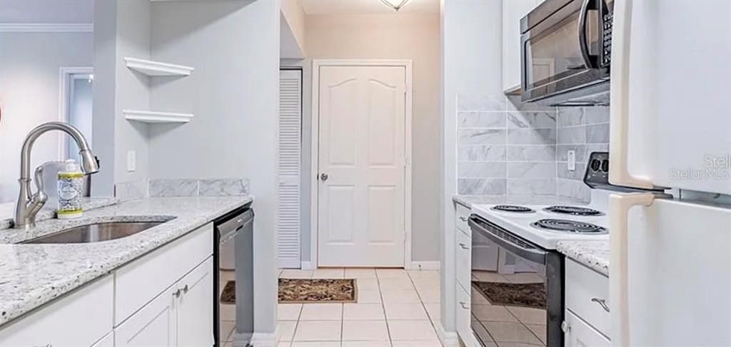 For Rent: $2,495 (2 beds, 2 baths, 996 Square Feet)