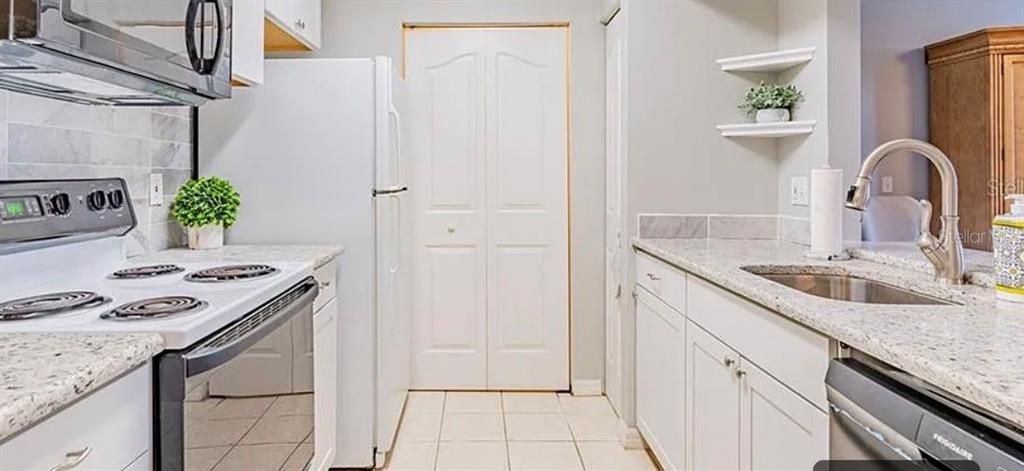 For Rent: $2,495 (2 beds, 2 baths, 996 Square Feet)