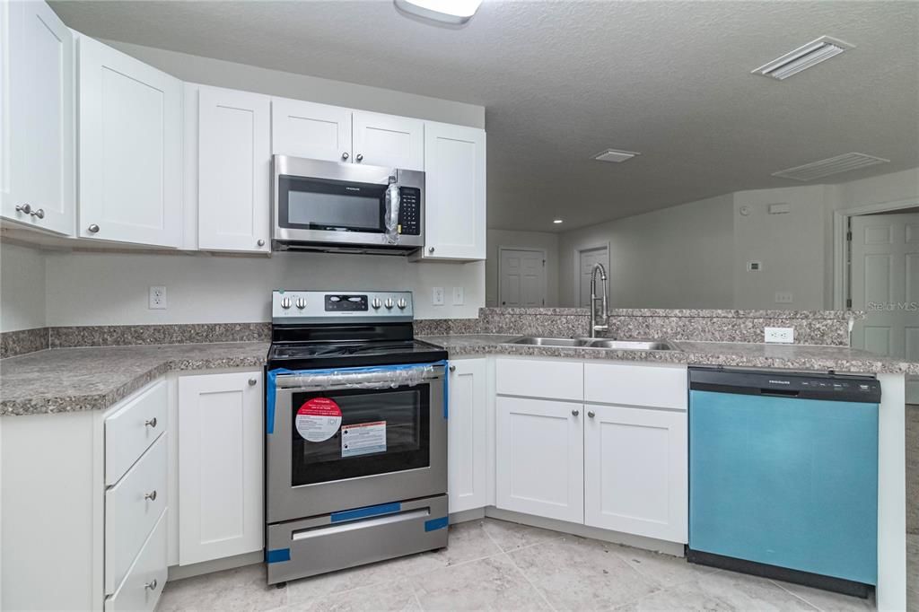 For Sale: $275,000 (3 beds, 2 baths, 1348 Square Feet)