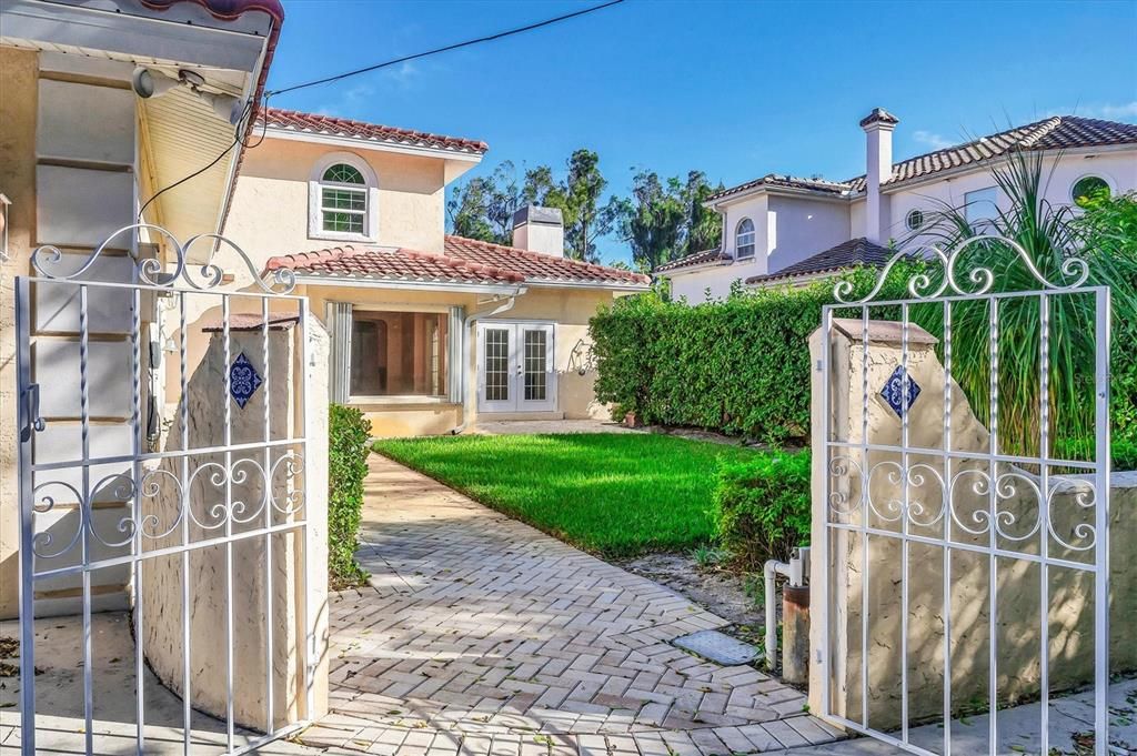 For Sale: $1,100,000 (3 beds, 2 baths, 2688 Square Feet)