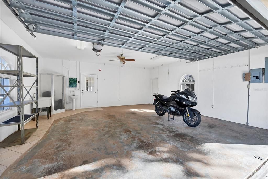 For Sale: $1,100,000 (3 beds, 2 baths, 2688 Square Feet)