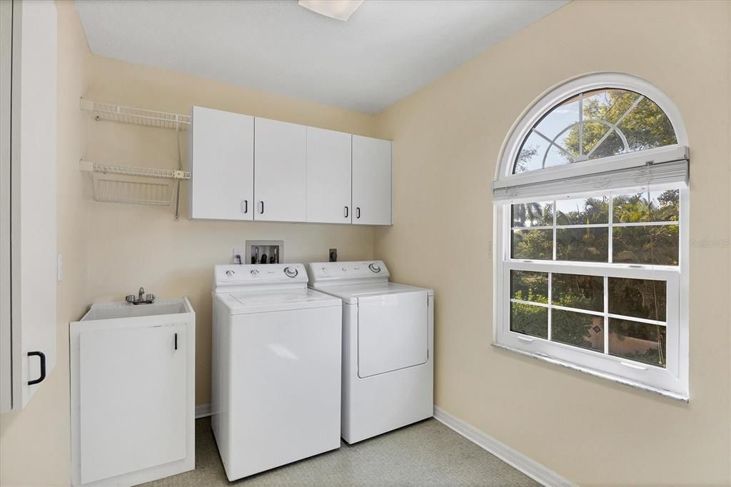 For Sale: $1,100,000 (3 beds, 2 baths, 2688 Square Feet)