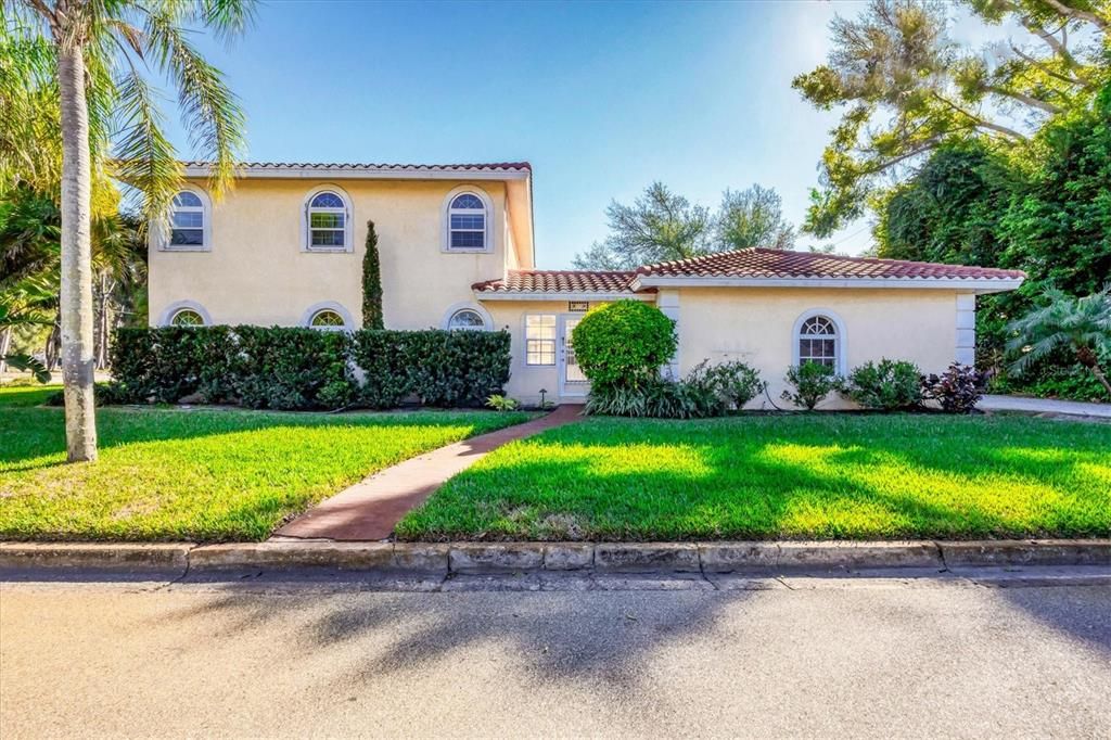 For Sale: $1,100,000 (3 beds, 2 baths, 2688 Square Feet)