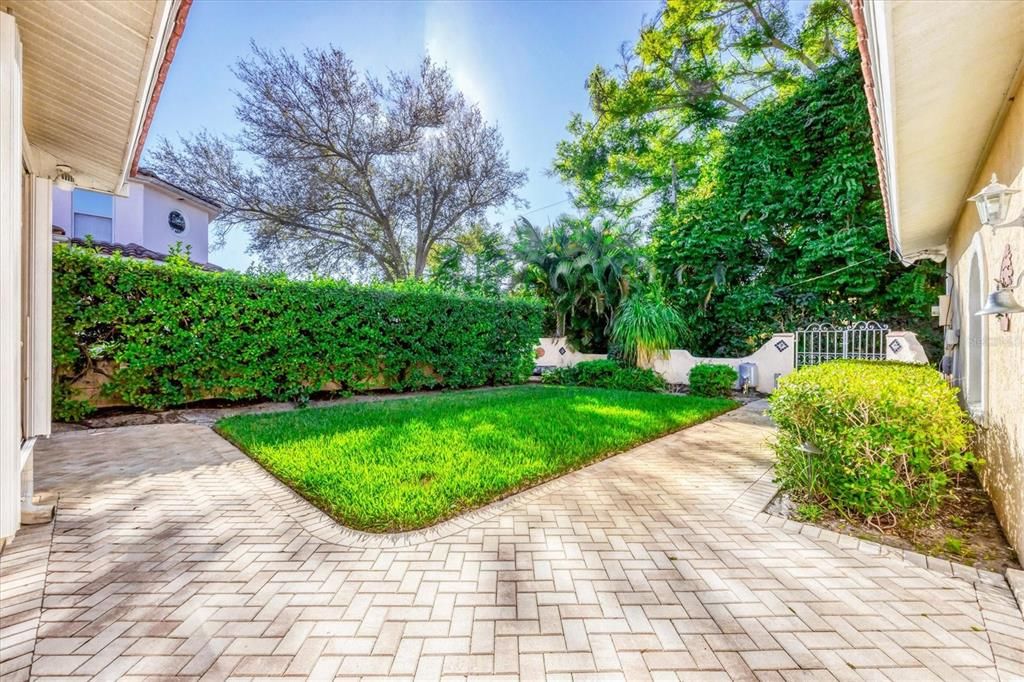 For Sale: $1,100,000 (3 beds, 2 baths, 2688 Square Feet)