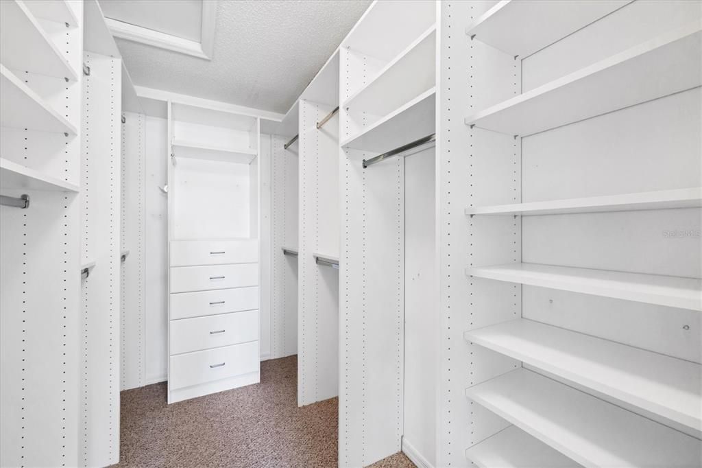 For Sale: $1,100,000 (3 beds, 2 baths, 2688 Square Feet)