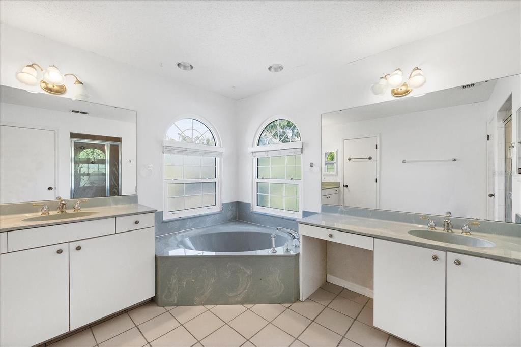 For Sale: $1,100,000 (3 beds, 2 baths, 2688 Square Feet)