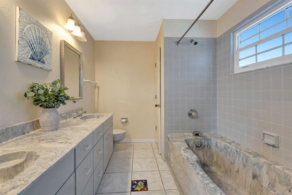 En Venta: $799,900 (3 camas, 3 baños, 2184 Pies cuadrados)