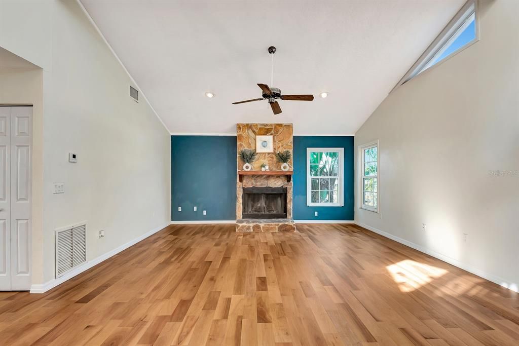 En Venta: $799,900 (3 camas, 3 baños, 2184 Pies cuadrados)