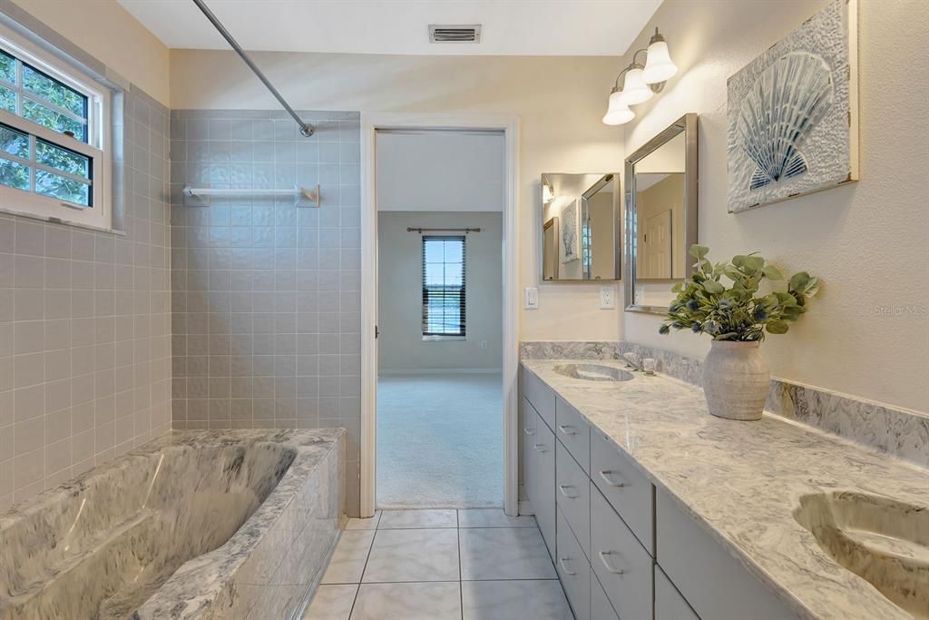 En Venta: $799,900 (3 camas, 3 baños, 2184 Pies cuadrados)