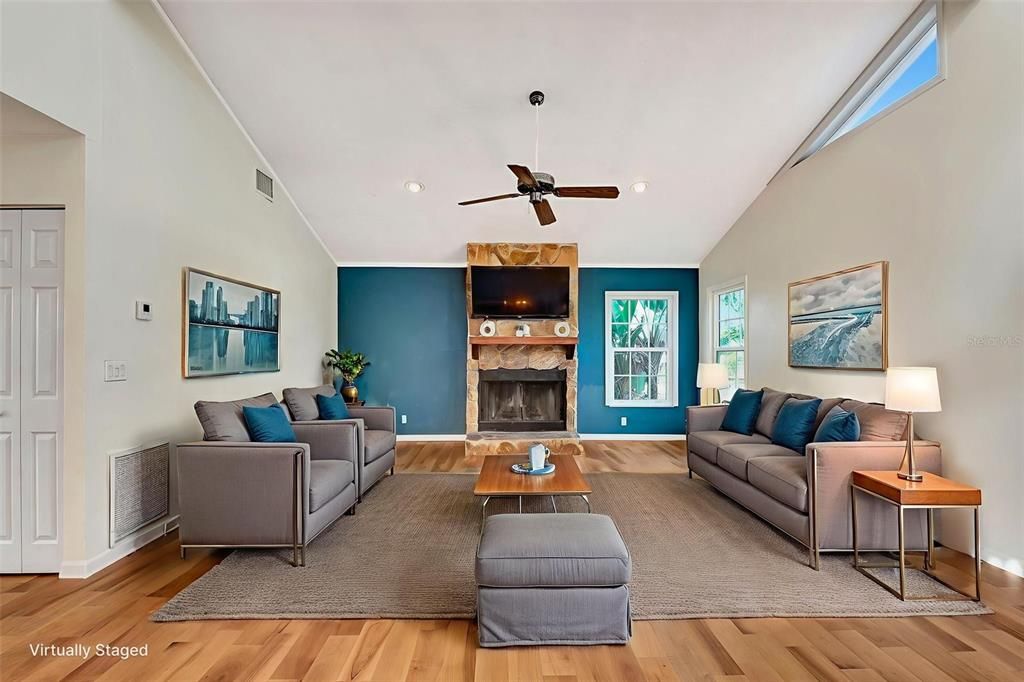 En Venta: $799,900 (3 camas, 3 baños, 2184 Pies cuadrados)