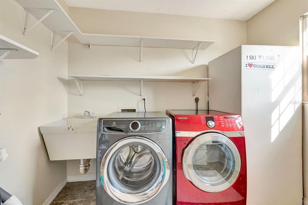 En Venta: $799,900 (3 camas, 3 baños, 2184 Pies cuadrados)