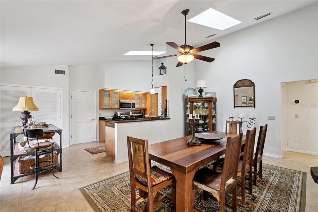 На продажу: $454,900 (3 спален, 2 ванн, 1738 Квадратных фут)