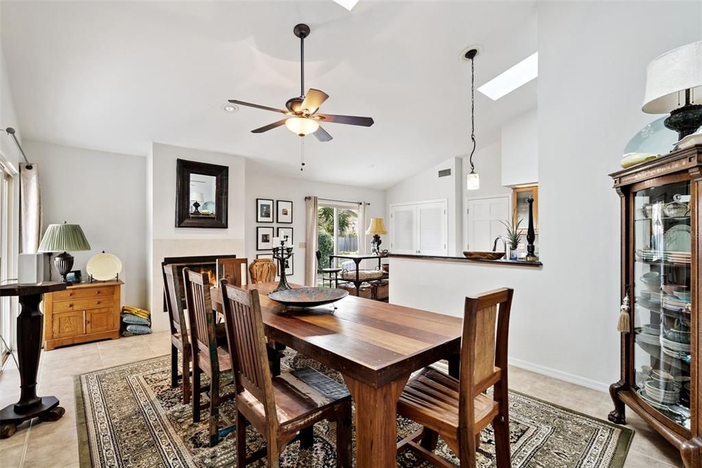 На продажу: $454,900 (3 спален, 2 ванн, 1738 Квадратных фут)