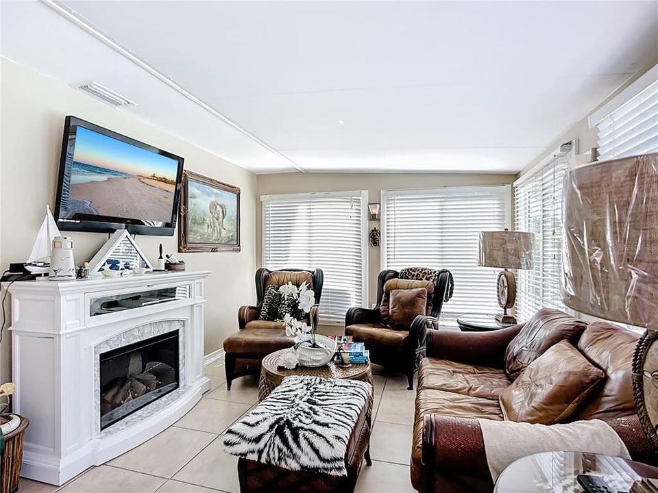 En Venta: $435,000 (3 camas, 2 baños, 1556 Pies cuadrados)