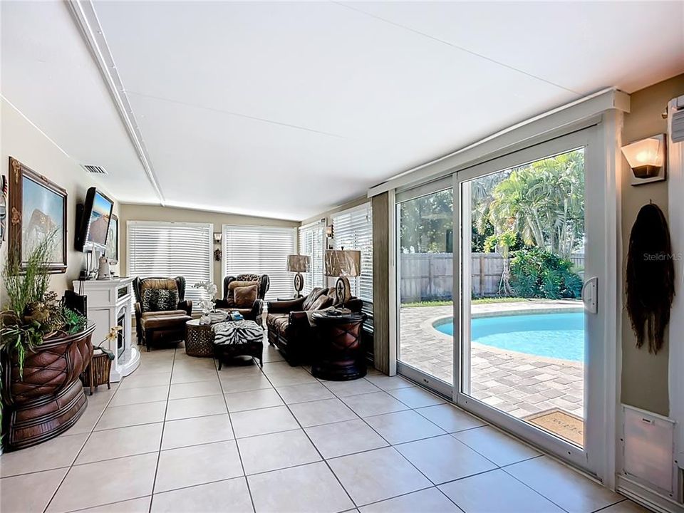 En Venta: $435,000 (3 camas, 2 baños, 1556 Pies cuadrados)