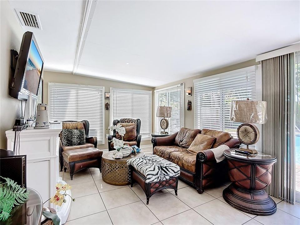 En Venta: $435,000 (3 camas, 2 baños, 1556 Pies cuadrados)