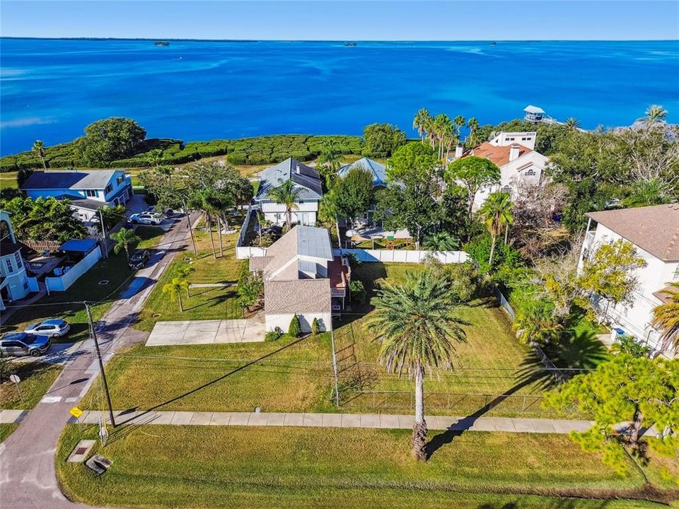 На продажу: $495,000 (0.27 acres)