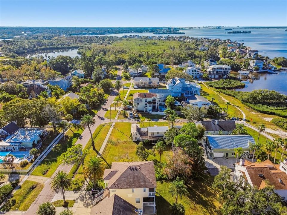 На продажу: $495,000 (0.27 acres)