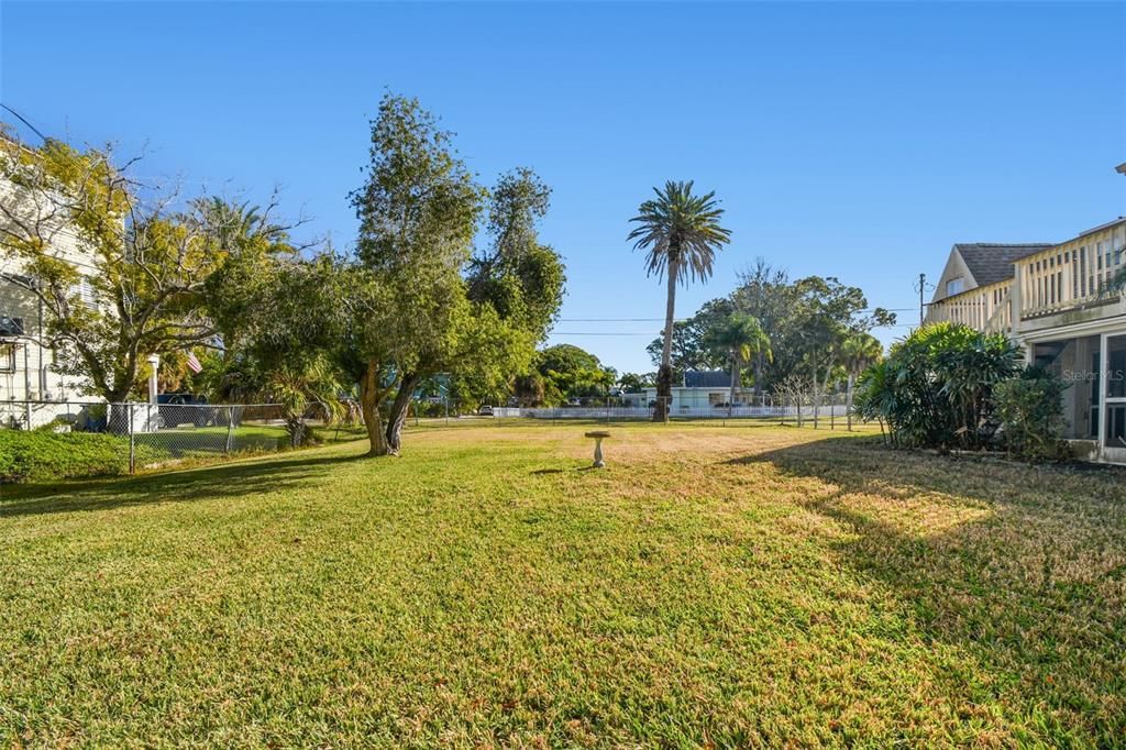 На продажу: $495,000 (0.27 acres)