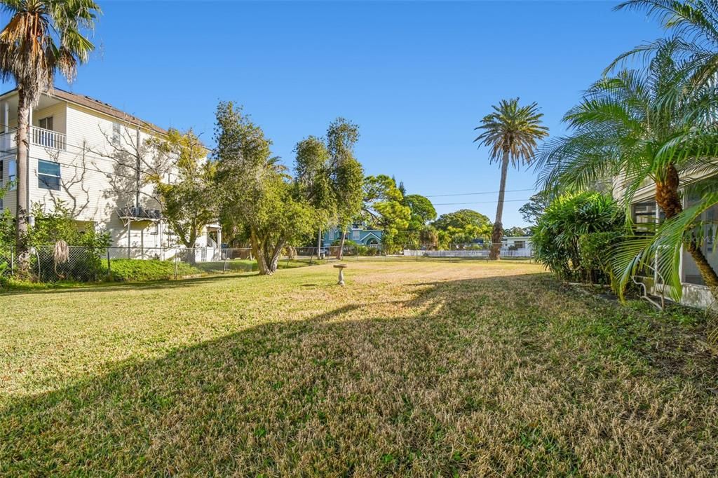 На продажу: $495,000 (0.27 acres)