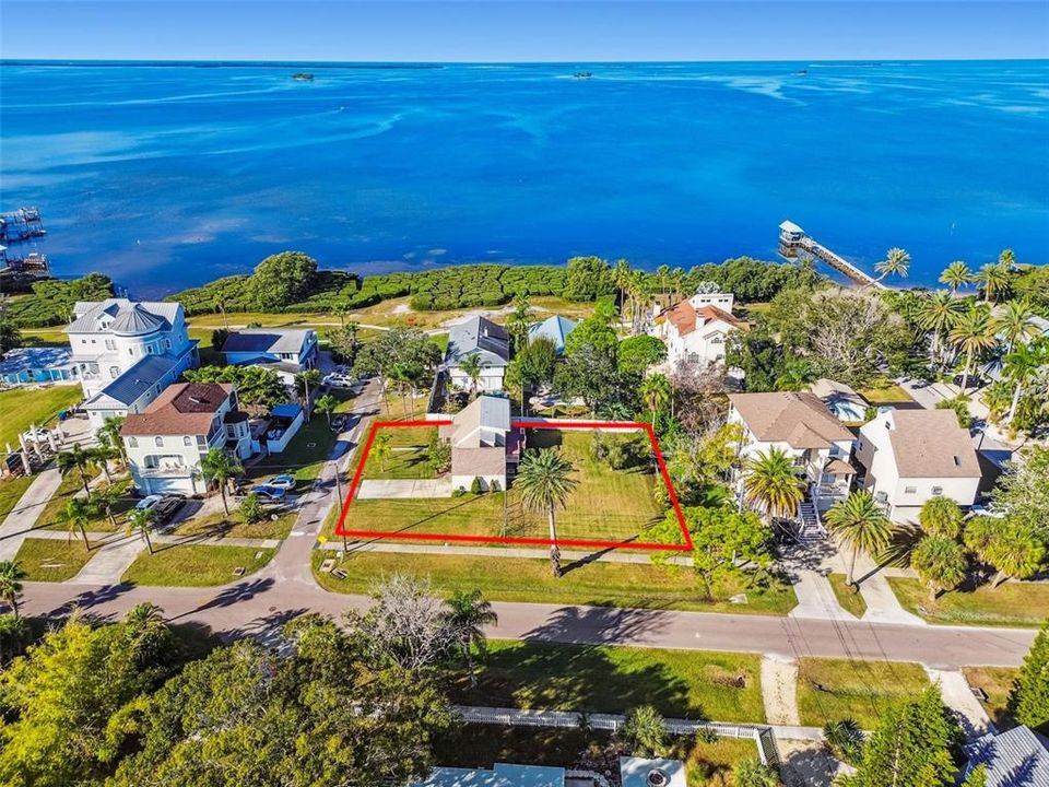 На продажу: $495,000 (0.27 acres)