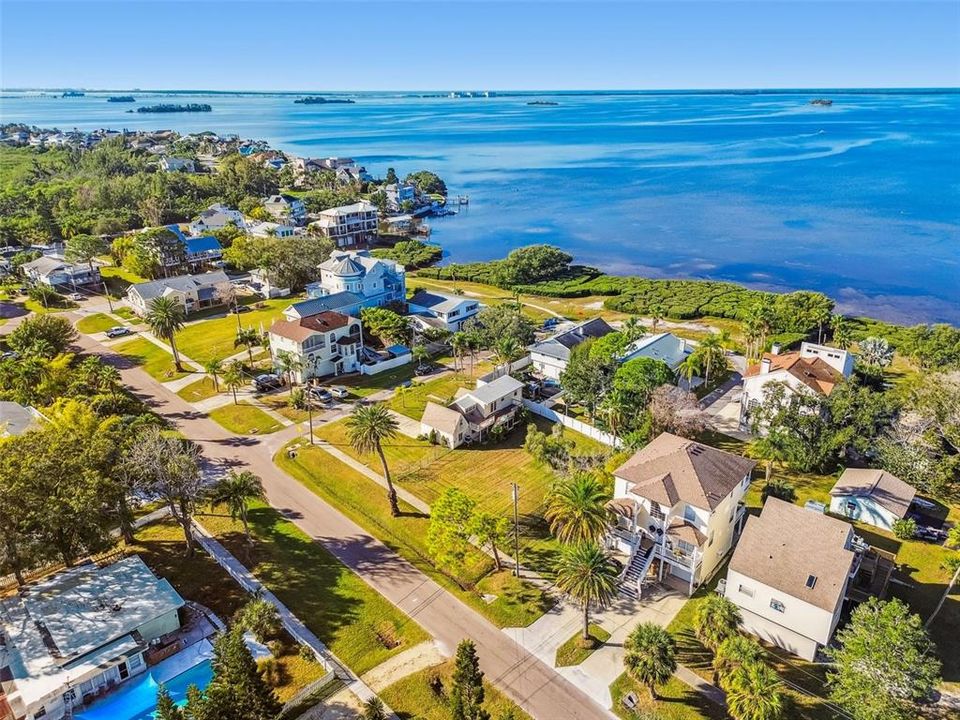 На продажу: $495,000 (0.27 acres)