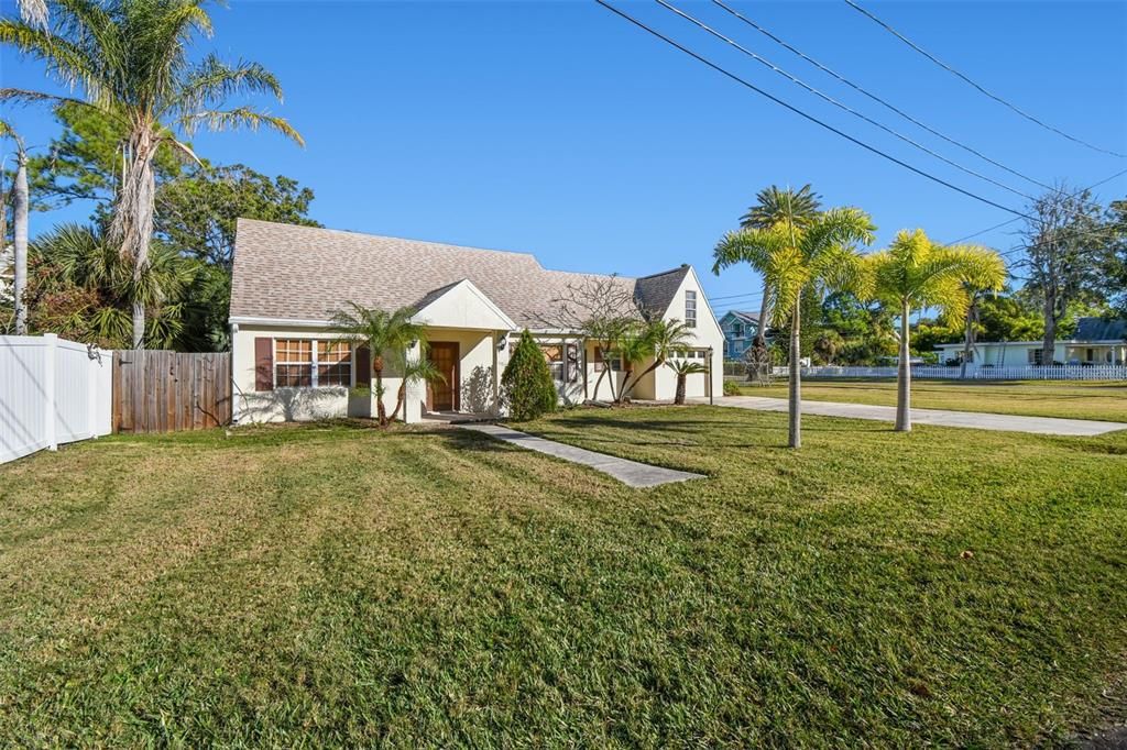 На продажу: $495,000 (0.27 acres)