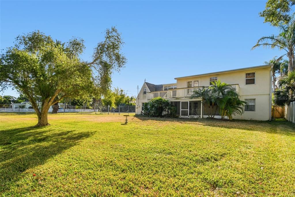 На продажу: $495,000 (0.27 acres)