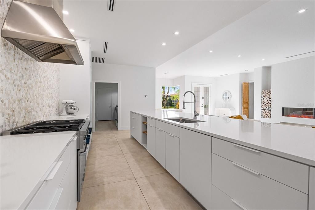 En Venta: $1,140,000 (3 camas, 3 baños, 2505 Pies cuadrados)