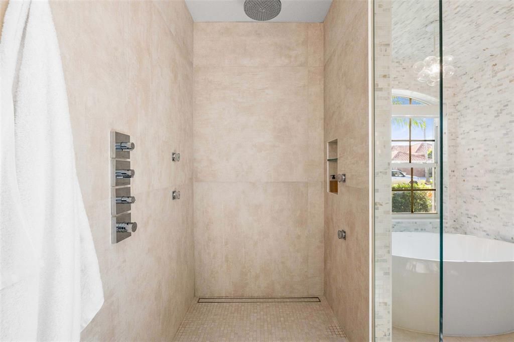 En Venta: $1,140,000 (3 camas, 3 baños, 2505 Pies cuadrados)