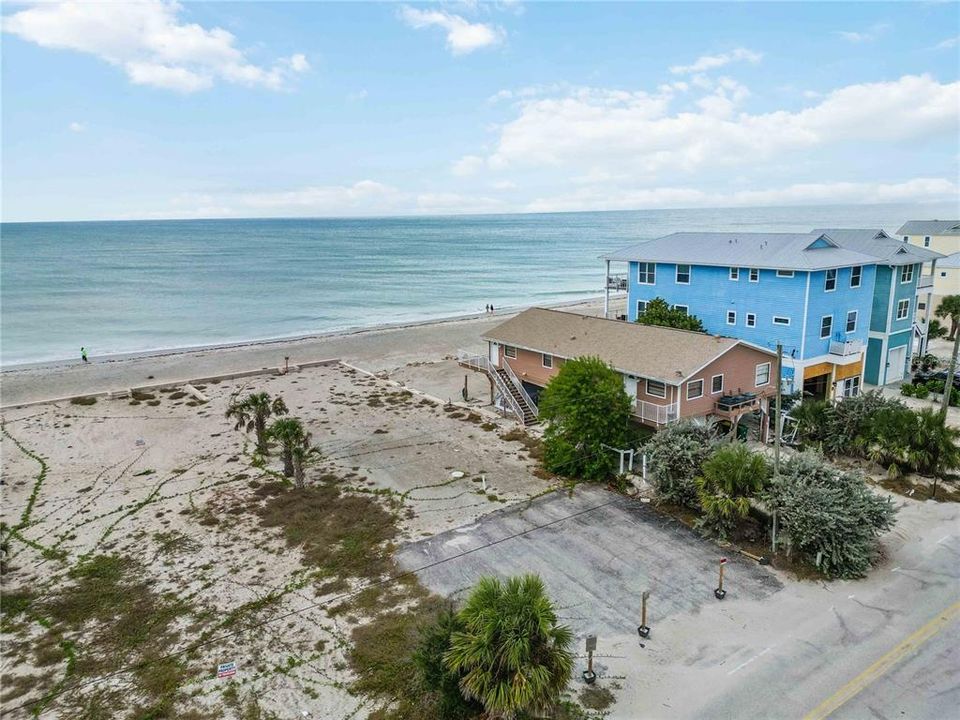 На продажу: $1,375,000 (0.25 acres)