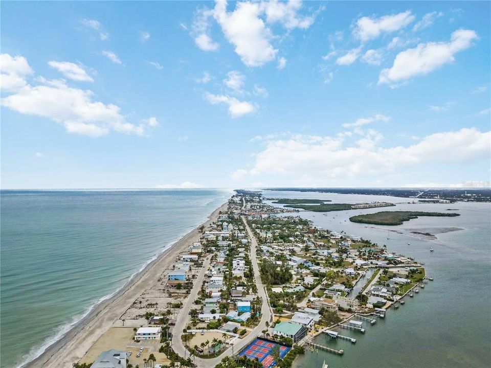 На продажу: $1,375,000 (0.25 acres)