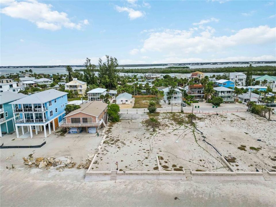 На продажу: $1,375,000 (0.25 acres)