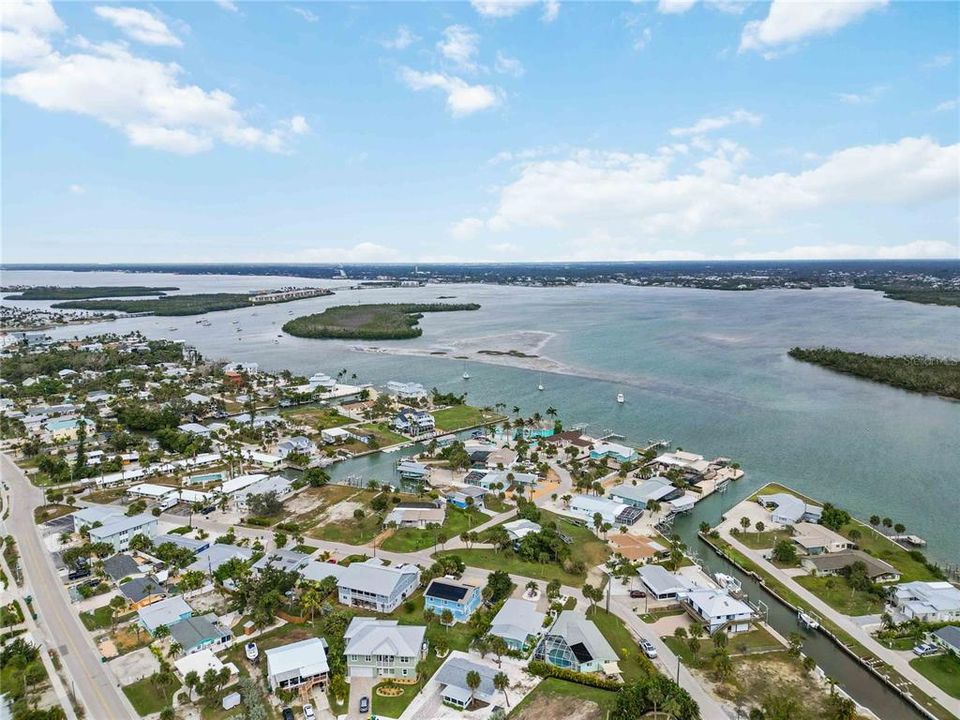 На продажу: $1,375,000 (0.25 acres)