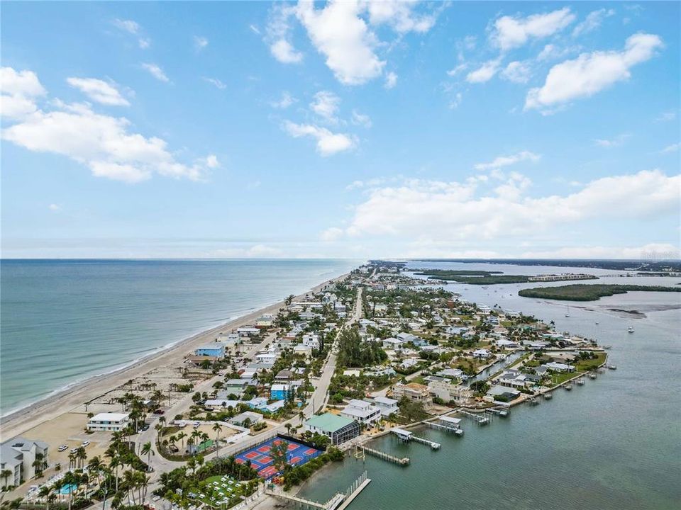 На продажу: $1,375,000 (0.25 acres)