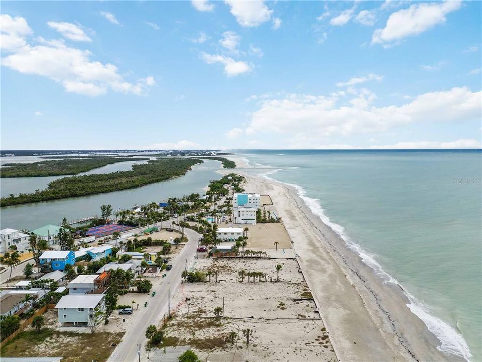 На продажу: $1,375,000 (0.25 acres)