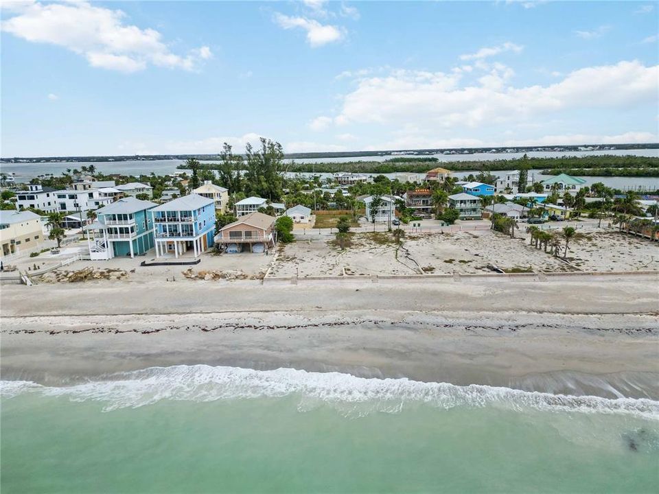 На продажу: $1,375,000 (0.25 acres)