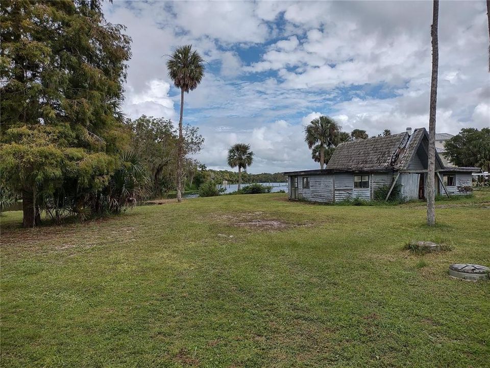 На продажу: $425,000 (0.43 acres)